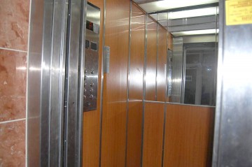 Momente de groază: un bărbat din Constanţa a căzut în gol, dintr-un lift blocat între etaje!
